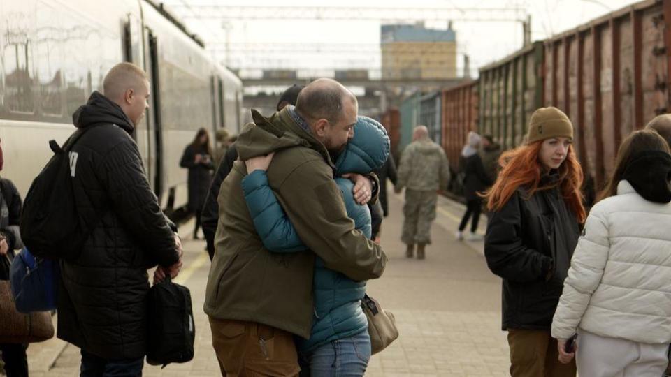 Gente saliendo de la estación del tren. 