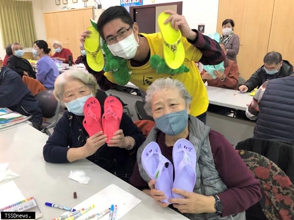 金山區長廖武輝（圖後）與阿嬤們一起彩繪夾腳拖鞋創意無限。（圖：金山區公所提供）