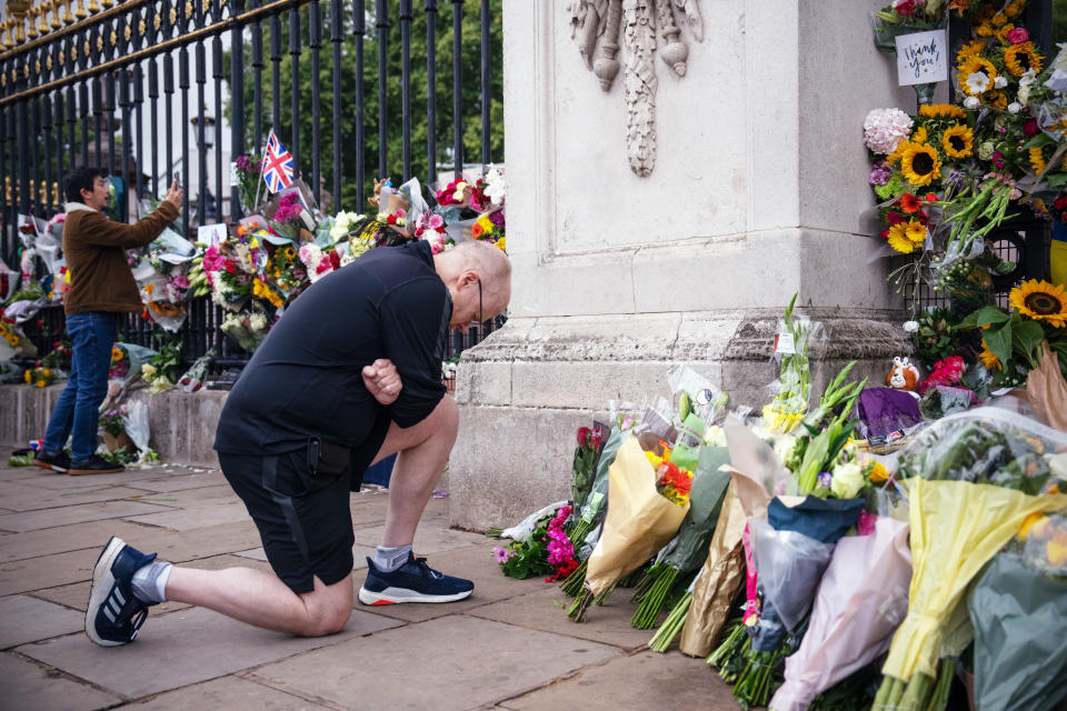 Many will lay flowers outside the Queen's residencies in the following days to pay their respects. (Getty Images)