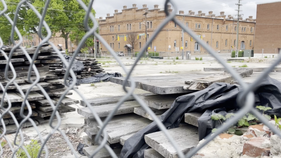 Explosion site sits fenced off in downtown Durham (Ben Bokun/CBS 17)