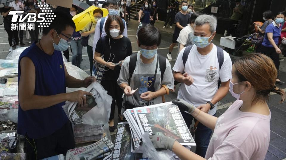 搶購人潮從深夜到清晨，香港民眾以實際行動表達心意。（圖／達志影像美聯社）