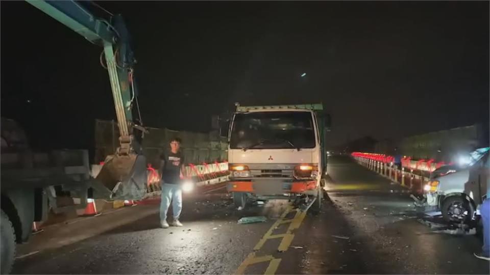 小客車追撞前車慘遭大車夾擊　女乘客一度受困