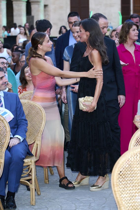 El cariñoso encuentro de la Reina con la actriz Irene Escolar en Palma