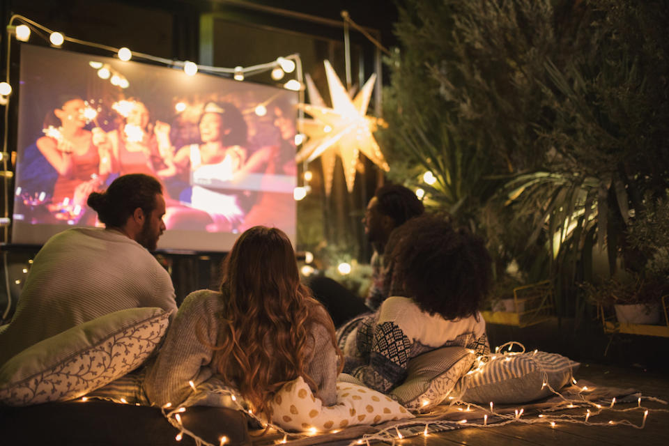 Dans le salon, dans la chambre ou dans le jardin, le mini vidéoprojecteur s'emporte partout pour passer des soirées inoubliables. (Photo : Getty Images)