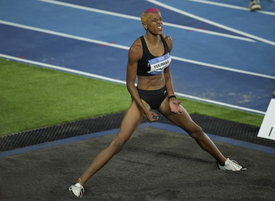 La venezolana Yulimar Rojas compite en el salto triple de los Juegos Centroamericanos y del Caribe, el miércoles 5 de julio de 2023, en San Salvador (AP Foto/Arnulfo Franco)