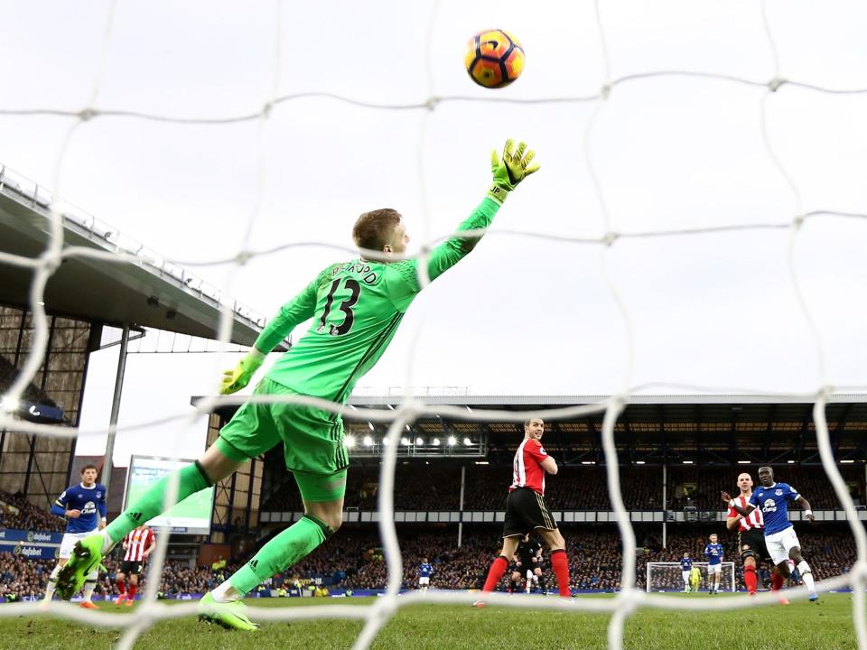 Idrissa Gueye beats Jason Pickford to put Everton ahead (Getty)