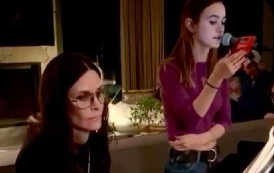 Courteney Cox y Coco Arquette interpretan 'Anyone' de Demi Lovato en Instagram. (Foto: Instagram / @courteneycoxofficial)