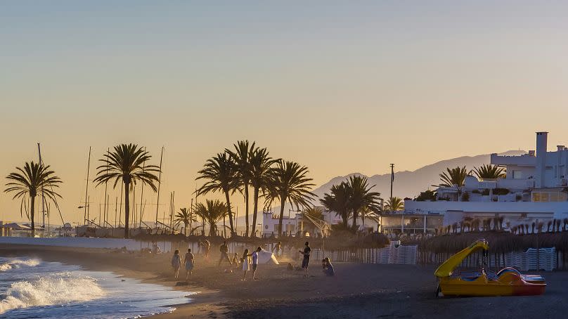 Los turistas disfrutan en una playa de Marbella, en España, pero las necesidades fisiológicas, en los lavabos