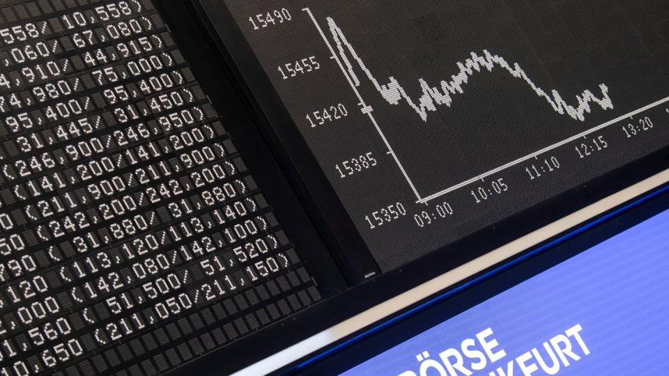 Die DAX-Kurve im Handelssaal der Deutschen Börse in Frankfurt.