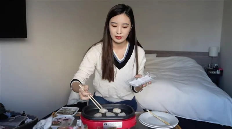 <strong>YouTuber「貓與香菜」在日本飯店的房間內，使用電烤盤料理被網友公審。（圖／翻攝自YouTuber「貓與香菜」）</strong>