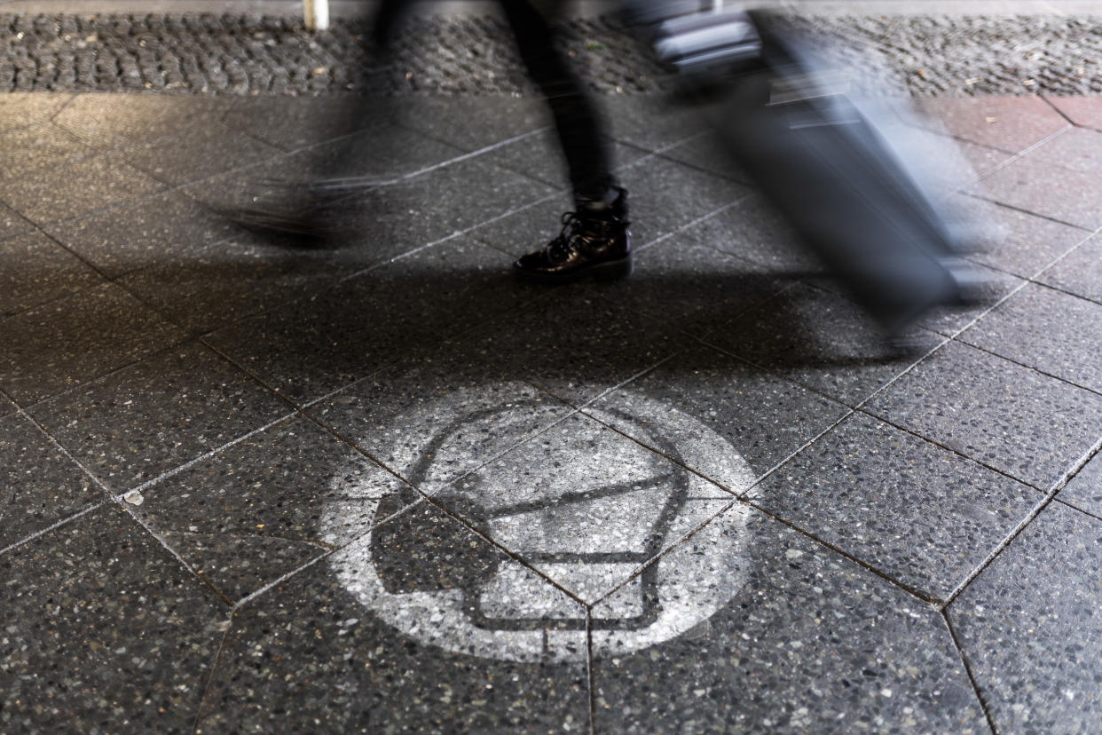 (Photo by Florian Gaertner/Photothek via Getty Images) Ein öffentlicher Raum mit Maskenpflicht 