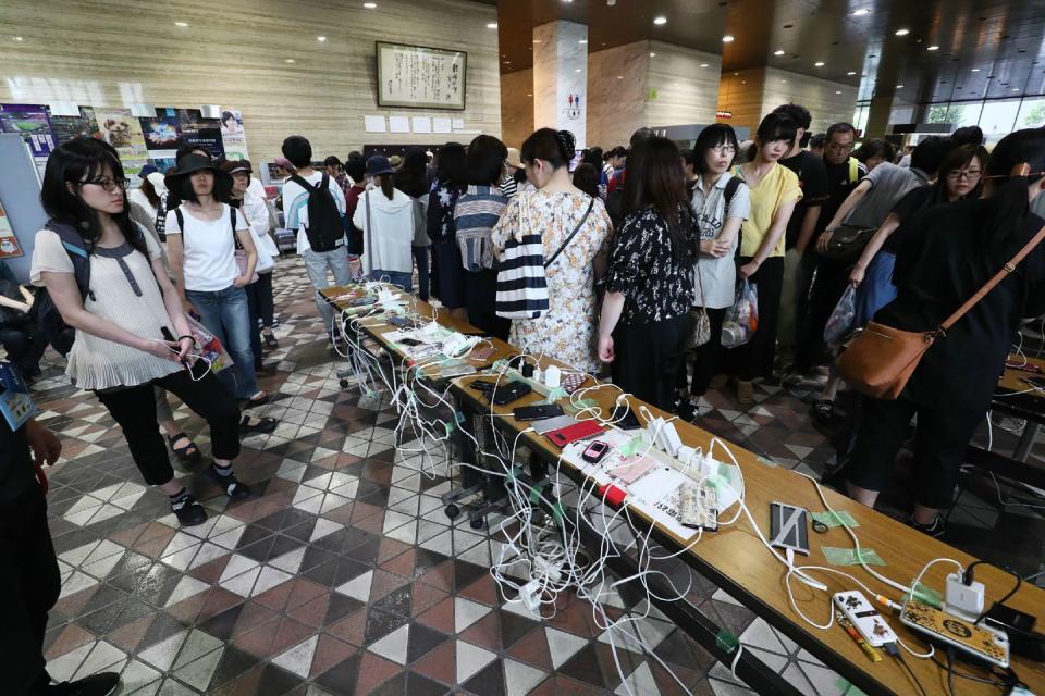 <p>People line up to charge their phones at the Hokkaido prefectural headquarters in Sapporo.</p>