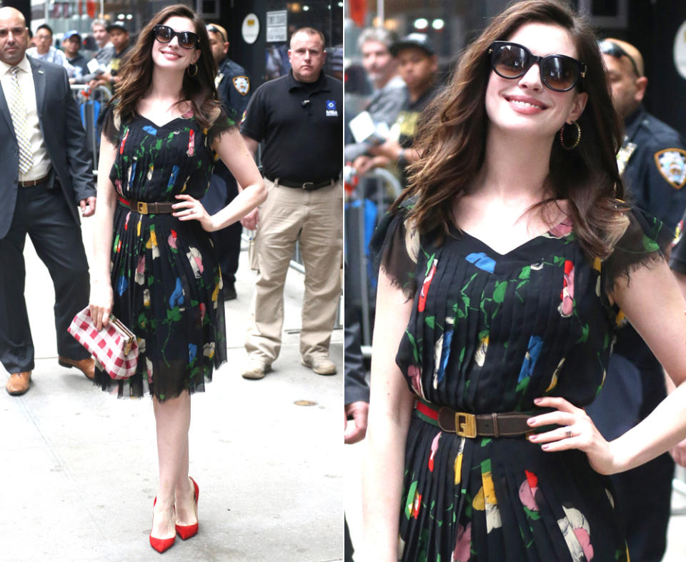<p>Nachhaltigkeits-Fan Anne Hathaway dagegen sah in ihrem 15-Dollar-Kleid vom Flohmarkt auf dem Weg ins “Good Morning America”-Studio absolut entzückend aus. Es geht eben auch ohne Designer-Looks! (17. April 2017, Bild: Rex Features) </p>