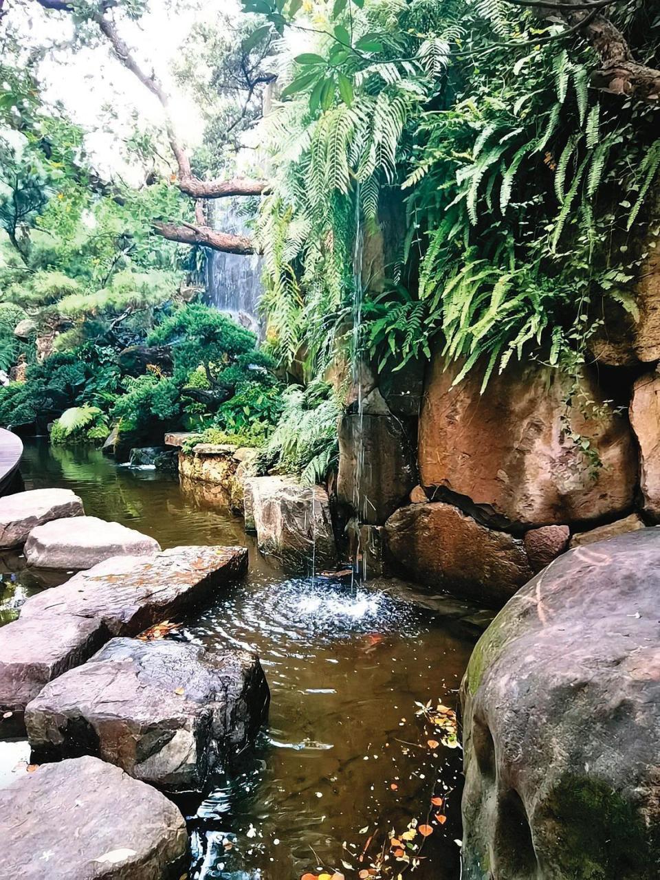 沈慶京有感於氣候變遷嚴重，近年積極推動綠建築，圖為陶朱隱園公設造景。（中華工程提供）