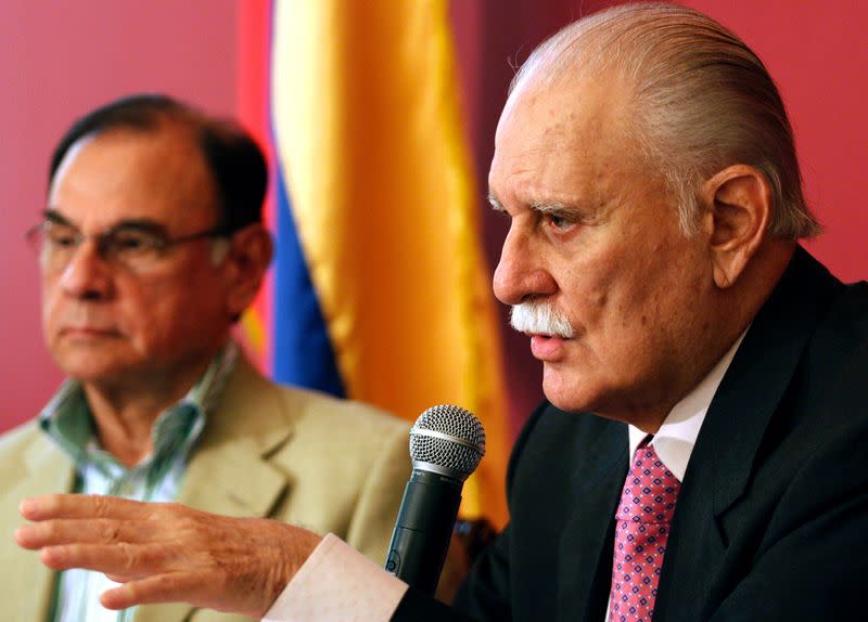 FOTO DE ARCHIVO. El vicepresidente venezolano, José Vicente Rangel (der.), habla con los medios internacionales, en Caracas, Venezuela