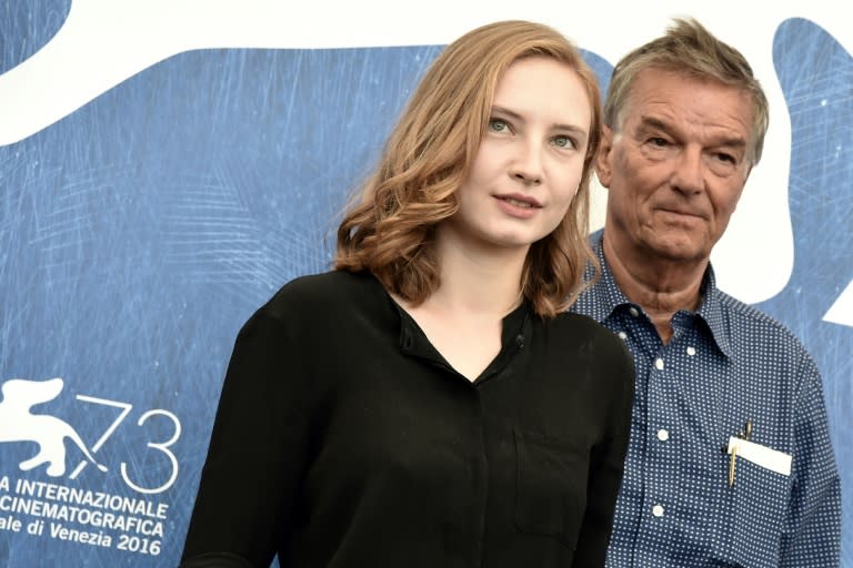 La actriz Julia Roy y el director Benoit Jacquot asisten a la presentación de la película 'A Jamais' en el Festival de Cine de Venecia 2016, el 9 de septiembre de aquel año en la ciudad italiana (Tiziana Fabi)