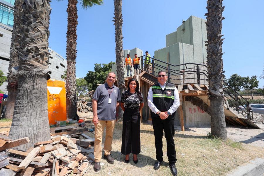 Alcaldesa de Tijuana, Montserrat Caballero, adapta puente peatonal para uso de bicicleta 