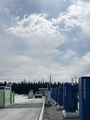 The Electric Circuit's fast-charging superstation at Porte de L'Érable, exit 228 off Highway 20. (CNW Group/Circuit électrique)