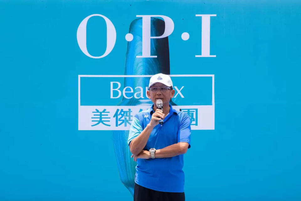 中華民國網球協會秘書長王凌華恭賀高三生自Opi盃畢業。海碩整合行銷提供 