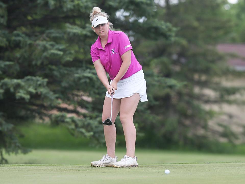 Reagan Schmidt, de Nevada, mira la pelota después de un putt en el hoyo 15 de la ronda final del torneo de golf estatal femenino 3A en el campo de golf Pheasant Ridge el viernes 24 de mayo de 2024 en Cedar Falls, Iowa.