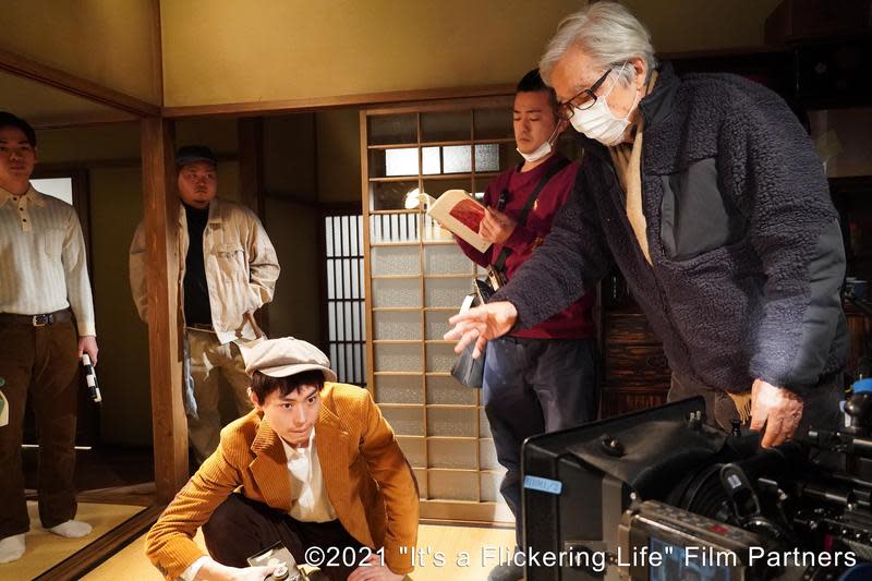 《電影之神》是山田洋次導演（右）第89部作品，劇中有許多老電影的拍攝都是向名作致敬。（采昌國際多媒體提供）