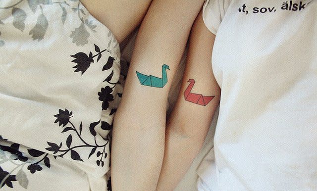 <p>Zwei Origami-Schwäne in unterschiedlichen Farbtönen ergänzen sich super – genau wie ihre Träger.<br>(Foto: Tumblr/fuckyeahmatchingtattoos) </p>