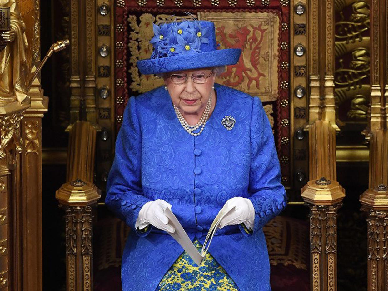 Queen Elizabeth II: Macht sie mit ihrem Hut ein politisches Statement für die EU?