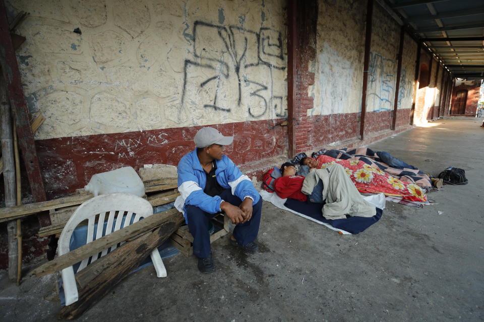 HUIXTLA (MÉXICO), 23/10/2018.- Migrantes hondureños descansan en la población de Huixtla, en el estado de Chiapas (México), durante su travesía hacia Estados Unidos hoy, martes 23 de octubre de 2018. La Cancillería de Honduras está investigando a través de su red consular en México más de 30 denuncias sobre la supuesta desaparición de inmigrantes hondureños que iban en la caravana que el pasado día 13 salió de manera irregular hacia Estados Unidos, informó hoy una fuente oficial. “Giramos instrucción a la red consular de Honduras en México para que procedan de carácter inmediato a buscar a estos compatriotas en cualquier punto de los centros de migrantes y albergues y darles respuesta a los familiares acá en Honduras”, indicó la vicecanciller, Nelly Jerez. EFE/José Méndez