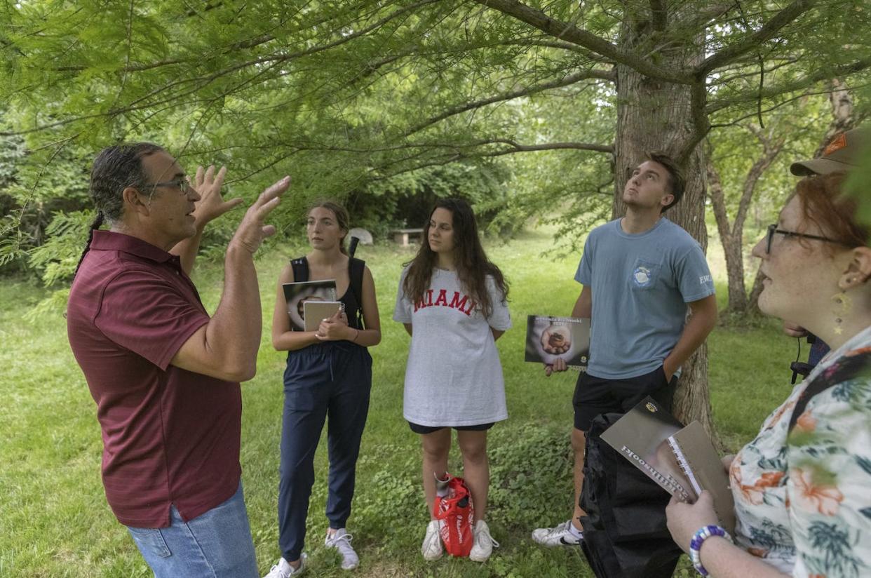 Myaamia Heritage Program students get a lesson from Daryl Baldwin, executive director of the Myaamia Center at Miami University in Oxford, Ohio. Scott Kissell, Miami University, <a href="http://creativecommons.org/licenses/by-nd/4.0/" rel="nofollow noopener" target="_blank" data-ylk="slk:CC BY-ND;elm:context_link;itc:0;sec:content-canvas" class="link ">CC BY-ND</a>