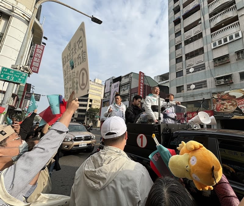 台灣民眾黨總統候選人柯文哲（車上白外套者）7日上午在高雄街區車隊掃街，出發前現場聚集許多民眾高喊「票投柯文哲」，還有支持者拿出寶可夢的可達鴨玩偶應援。（中央社）