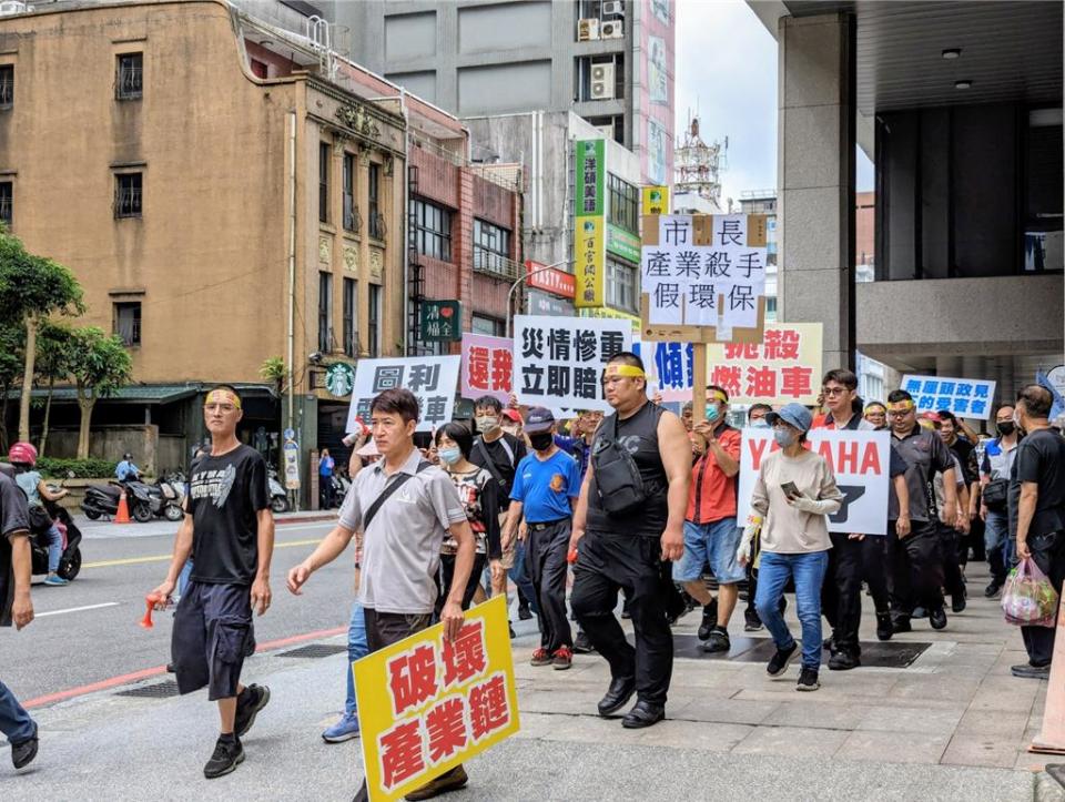 基隆市機車公會百餘名成員18日上午赴基隆市政府抗議發放電動機車政策，直接影響業者生計。（張志康攝）