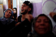 Relatives of a Palestinian, who was killed at the Israel-Gaza border, mourn during his funeral in Gaza City June 18, 2018. REUTERS/Mohammed Salem