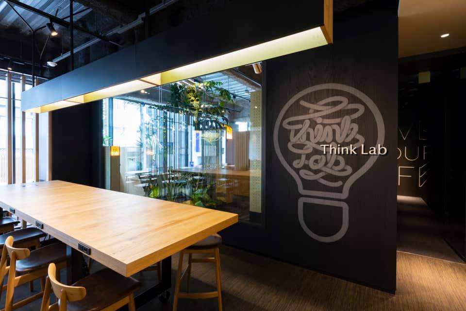 A Starbucks outlet in Tokyo, Ginza with co-working spaces designed by Think Lab. (Photo: Think Lab)
