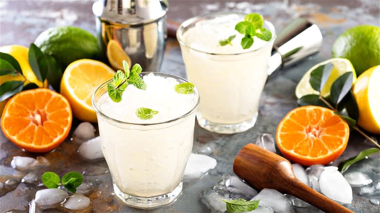 Margaritas with citrus and mint 