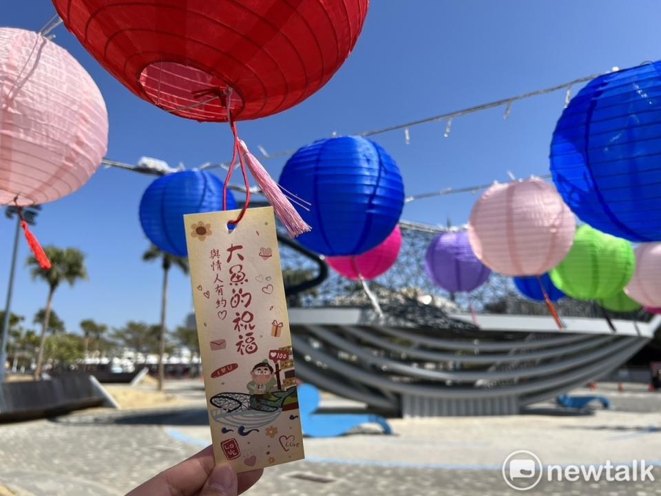 台南市政府歡迎民眾到大魚的祝福旁的i2服務站領取「祈願卡」，寫上祈福心願掛到祈願燈區，祈享大魚的祝福心想事成。   圖：台南市政府/提供