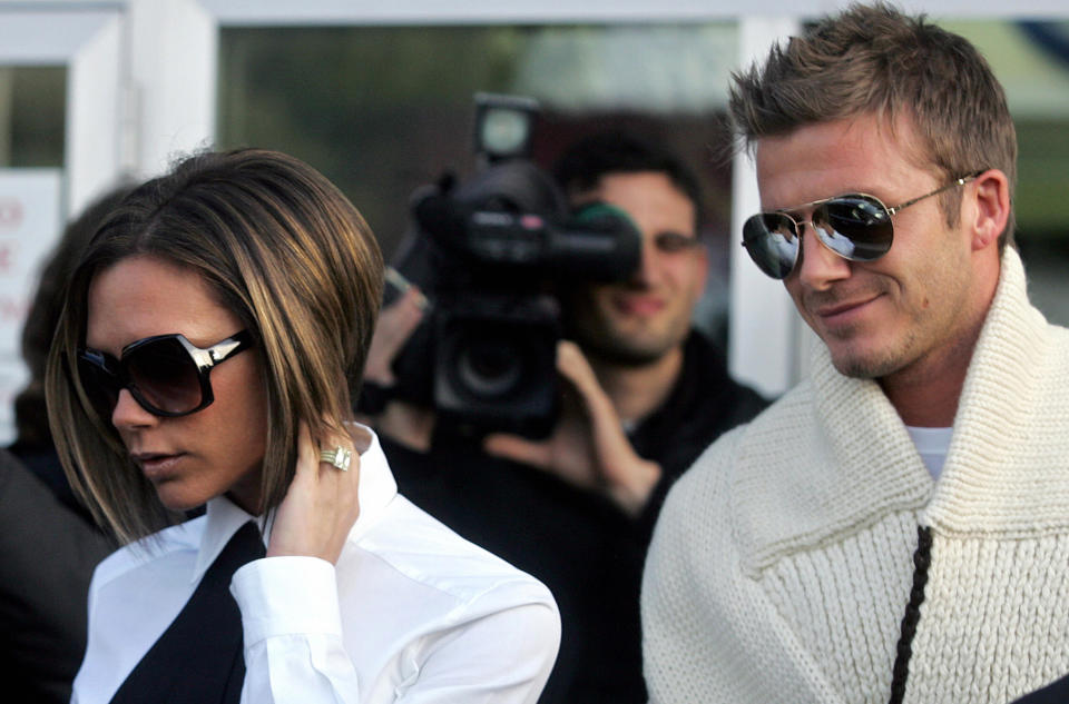 Aquí les vemos a su llegada a Roma antes de dirigirse al castillo de Bracciano para acudir a la boda de Tom Cruise y Katie Holmes. (Foto: Giulio Napolitano / AFP / Getty Images)