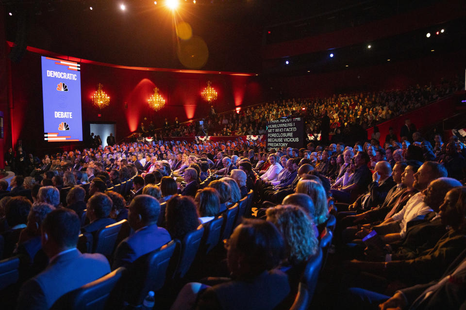 El debate presidencial demócrata, al que asistieron Sofia LaRocca y Beau Maier, en Las Vegas, el 19 de febrero de 2020. (Calla Kessler/The New York Times).