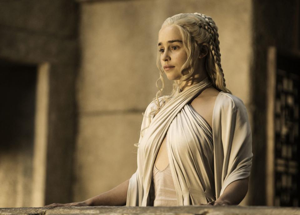 Nicht nur ihre Figur Daenerys Targaryen erlangt bei ihrem Gefolge im Laufe der Serie als Sklavenbefreierin und gütige Herrscherin jede Menge Steine im Brett. Auch Emilia Clarke selbst machte sich mit jeder Staffel ein wenig mehr einen gern gehörten Namen - mit toller schauspielerischer Leistung, eleganter Erscheinung und charmantem öffentlichen Auftreten. (Bild: HBO / Helen Sloan)