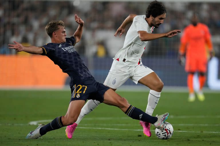 Nico Paz, ante Milan, tratando de quitarle la pelota a Yacine Adli, durante un amistoso en EE.UU. 