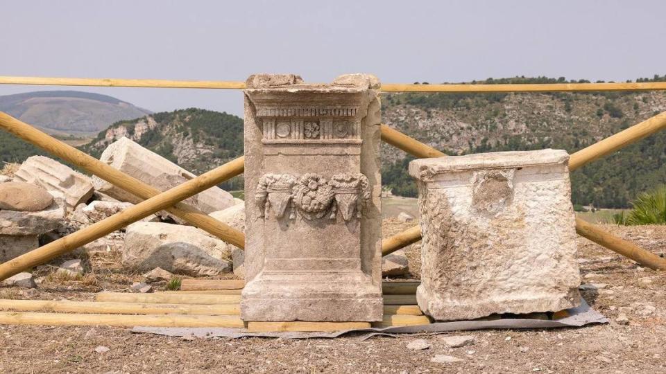 Un paio di tesori di famiglia trovati dai lavoratori.  Foto per gentile concessione del Governo della Regione Sicilia