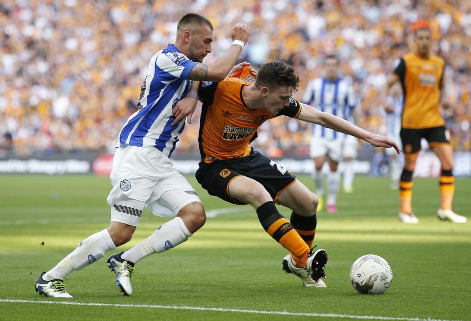 Britain Soccer Football - Hull City v Sheffield Wednesday - Sky Bet Football League Championship Play-Off Final - Wembley Stadium - 28/5/16 Sheffield Wednesday's Jack Hunt in action with Hull City's Andrew Robertson Action Images via Reuters / Andrew Couldridge Livepic EDITORIAL USE ONLY. No use with unauthorized audio, video, data, fixture lists, club/league logos or "live" services. Online in-match use limited to 45 images, no video emulation. No use in betting, games or single club/league/player publications. Please contact your account representative for further details.