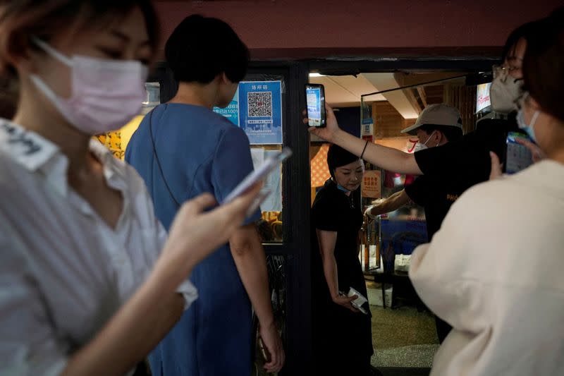 Dining in resumes at a restaurant in Shanghai