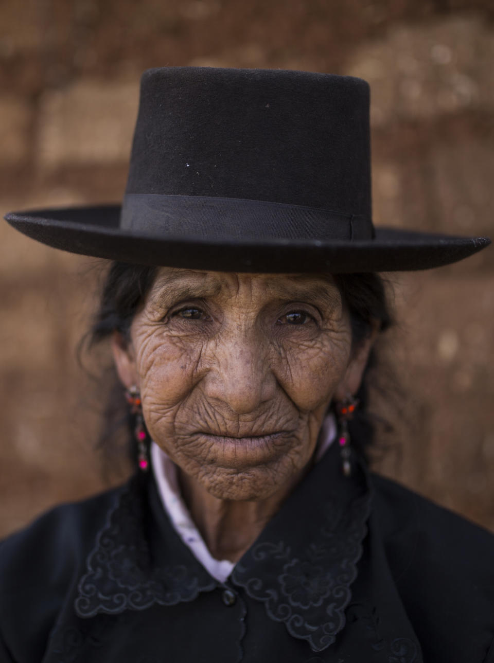 En imagen del 15 de agosto de 2018, María Magdalena Espinosa, cuyo esposo, Daniel Tineo, murió a manos de las guerrillas del grupo Sendero Luminoso en 1984, posa afuera de su casa en Tantana, en la provincia peruana de Ayacucho. En la mayoría de casos la fiscalía -con escasos recursos y sobrecarga de trabajo- no ha logrado identificar a los autores del delito y no han ordenado la exhumación de los restos, prolongando el sufrimiento de los familiares. (AP Foto/Rodrigo Abd)