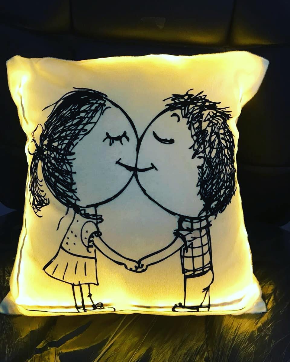 <p>Obséquiale una almohada con el dibujo de ustedes mismos para que te recuerde al abrazarla./ Instagram <a rel="nofollow noopener" href="https://www.instagram.com/happy_cart/" target="_blank" data-ylk="slk:happy_cart;elm:context_link;itc:0;sec:content-canvas" class="link ">happy_cart</a> </p>