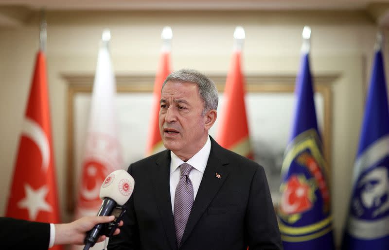 FOTO DE ARCHIVO. El ministro de Defensa turco, Hulusi Akar, habla después que las delegaciones militares rusa, ucraniana y turca se reunieran con responsables de la ONU en Estambul, Turquía