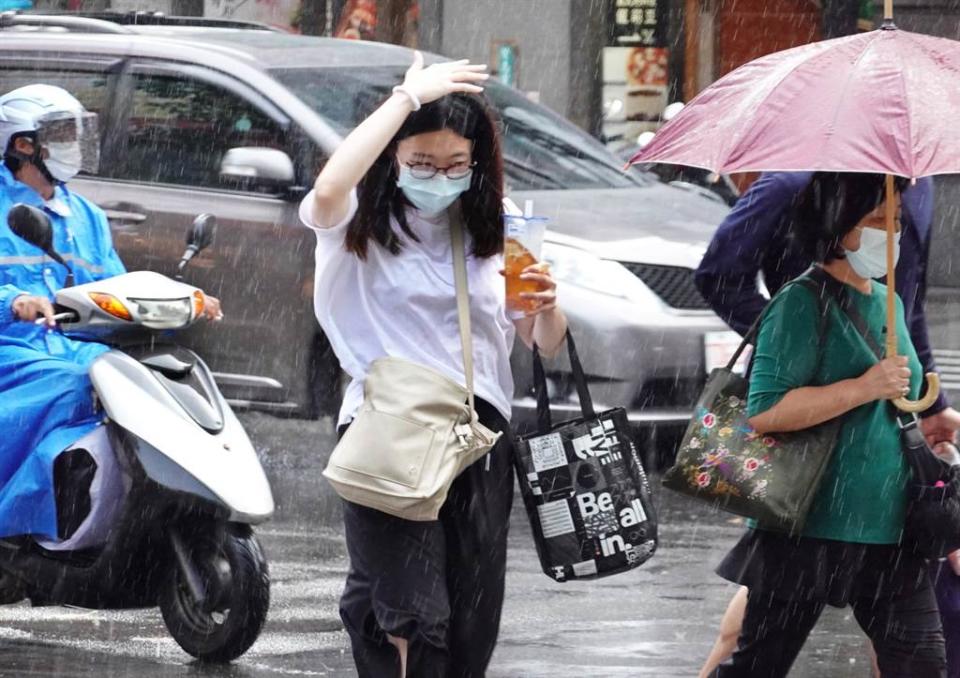 因午後對流發展旺盛，氣象局針對13縣市發布豪大雨特報。（圖／示意圖，記者姚志平攝影）