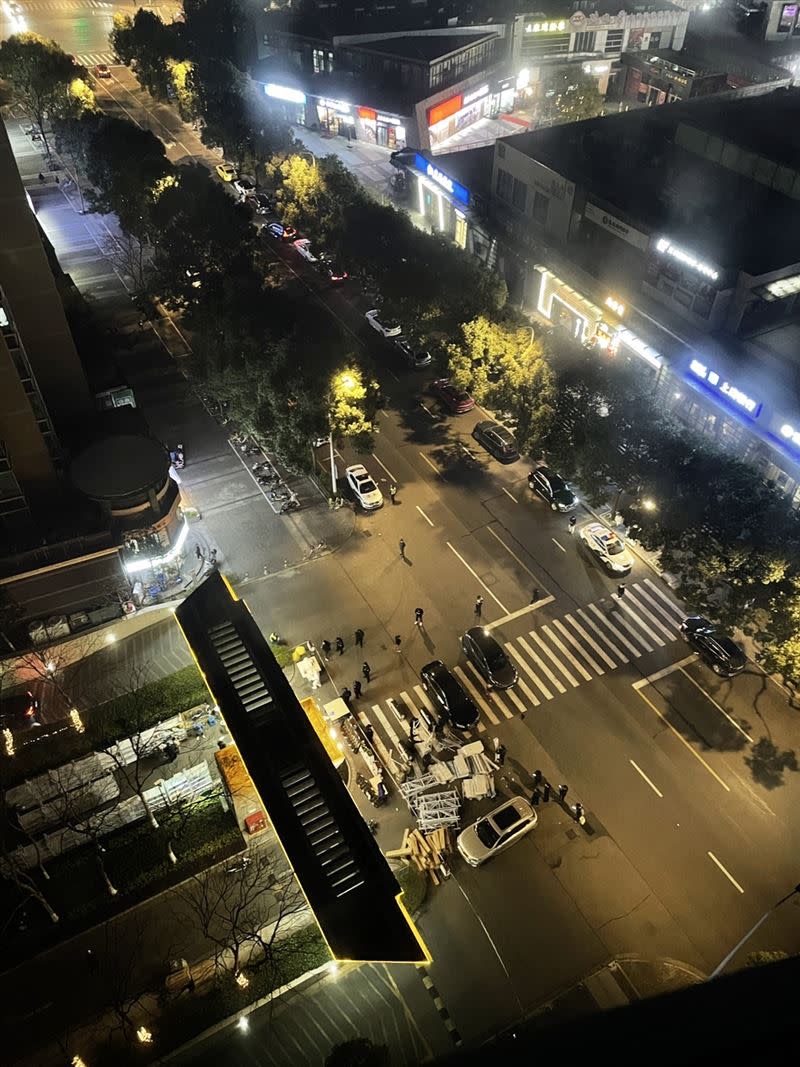  上海無預警半封城，民眾排隊核酸檢測。（圖／上海讀者提供）