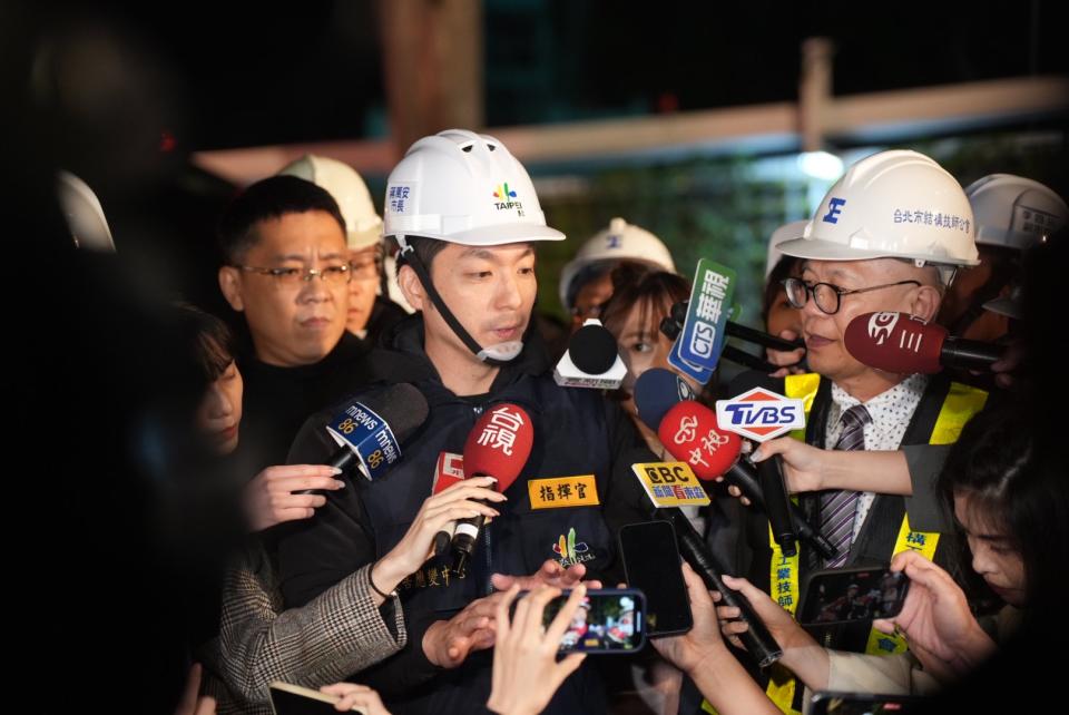 慶城街一處新建工地23日晚間發生坍塌，台北市長蔣萬安說，主因是工地內導溝支撐力不夠，造成道路下陷。（圖：台北市政府提供）