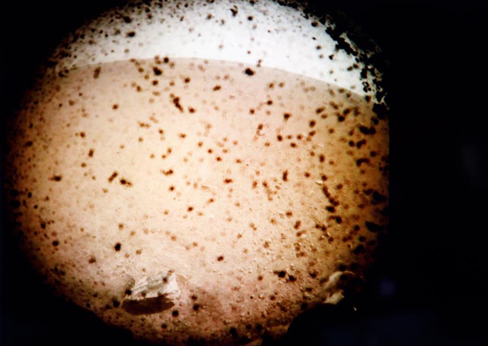 <p>Fotografía cedida por la NASA que muestra la primera imagen tomada desde el módulo espacial InSight tras su exitoso aterrizaje en el planeta Marte. El modulo espacial InSight, la primera misión de la NASA que quiere estudiar específicamente el interior de Marte, aterrizó con éxito en la superficie del planeta rojo. La sala de control del Laboratorio de Propulsión de la NASA en Pasadena (California, EE.UU.) recibió hoy a las 11.53 horas local (19.53 GMT) la señal de que InSight se había posado en Marte. EFE/ Cortesía NASA / SOLO USO EDITORIAL/NO VENTAS </p>