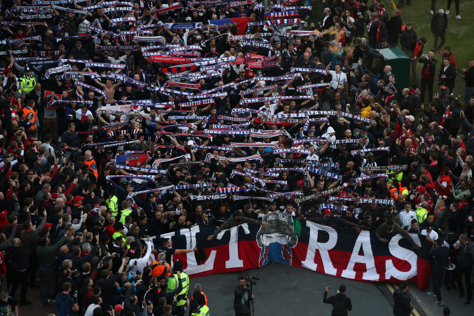 <p>2500 supporters du PSG ont fait le déplacement à Liverpool pour assister à la rencontre. Avant le match, ils ont défilé sur la route du stade. Impressionnant. (crédit Getty) </p>